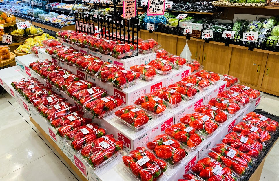 最盛期には棚いっぱいにイチゴが並びます（画像は去年のもの）